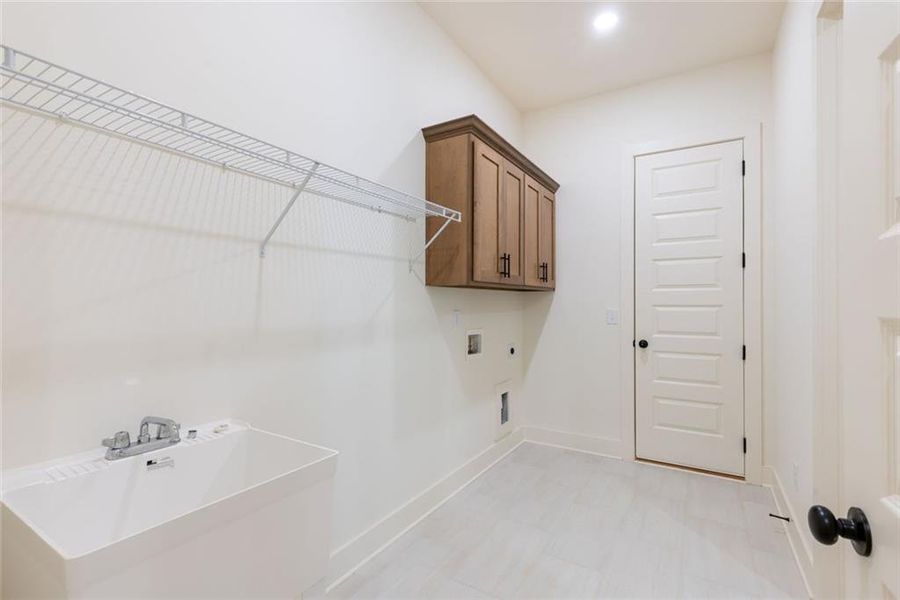 Furnished interior view inside a new home in , Gainesville (Image 13).