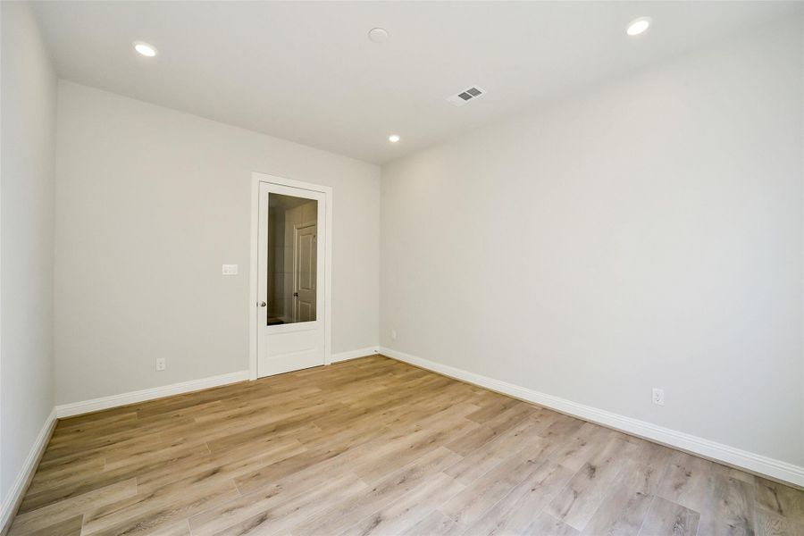 Spacious, unfurnished interior of a new home in Sienna 65', Missouri City (Image 44).