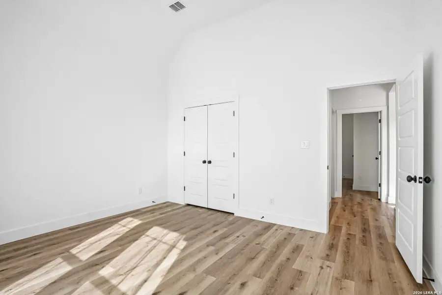 Spacious, unfurnished interior of a new home in , Canyon Lake (Image 22).