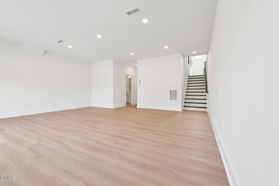 8-web-or-mls-Dunzo Dr-S1203-008