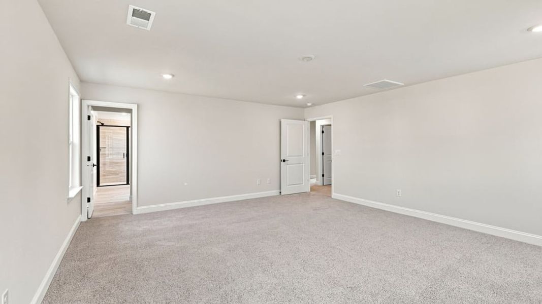 Spacious, unfurnished interior of a new home in Shadowood, Seneca (Image 36).