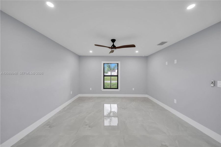 Spacious, unfurnished interior of a new home in , Cape Coral (Image 25).