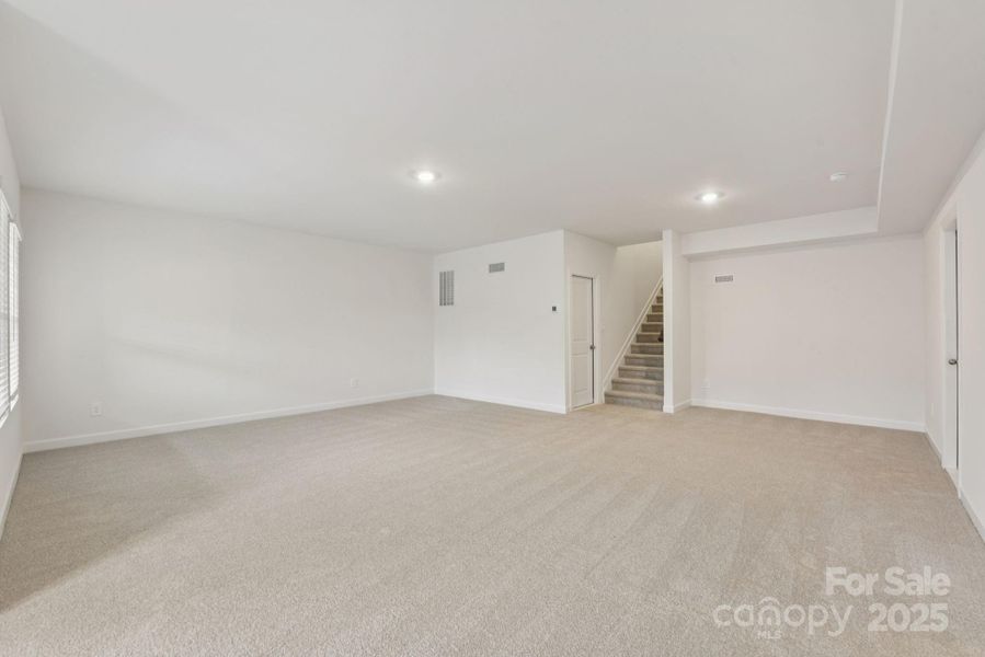 Spacious, unfurnished interior of a new home in Brighton Springs, York (Image 12).