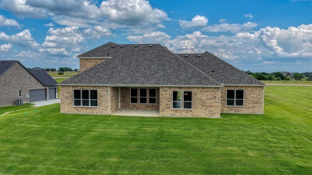 Exterior details and patio area of a home in Woodland Lakes Estates, Weatherford (Image 3).