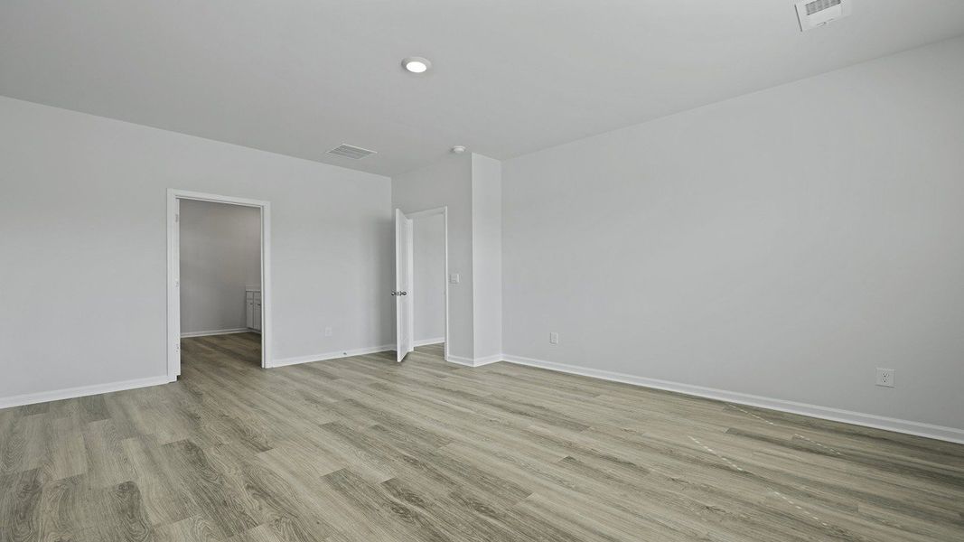 Spacious, unfurnished interior of a new home in Sheep Island, Summerville (Image 16).