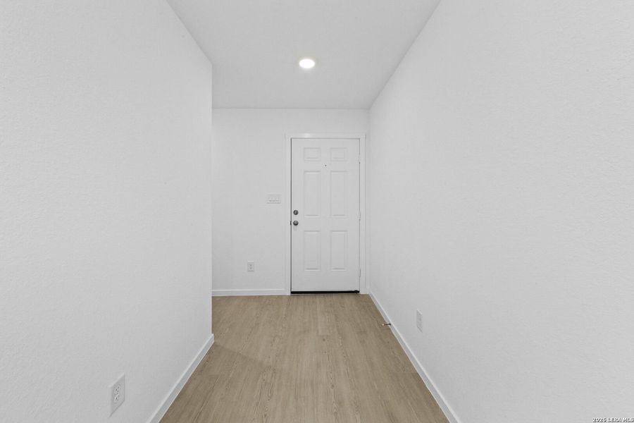 Spacious, unfurnished interior of a new home in Spring Grove, St. Hedwig (Image 15).