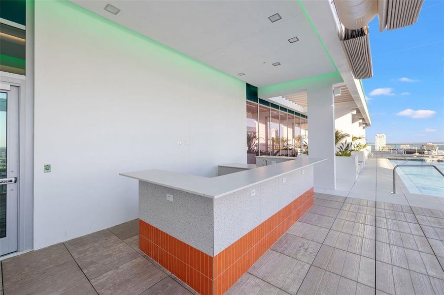 Exterior details and patio area of a home in , St. Petersburg (Image 31).