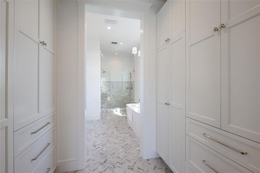 Spacious, unfurnished interior of a new home in , Anna Maria (Image 21).