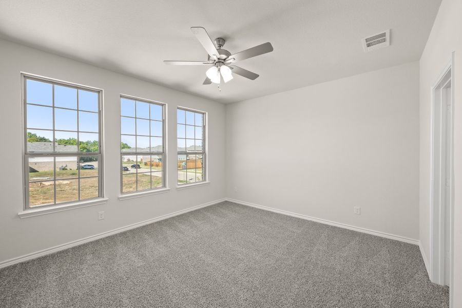 Spacious, unfurnished interior of a new home in Eagle Cove, Denton (Image 20).
