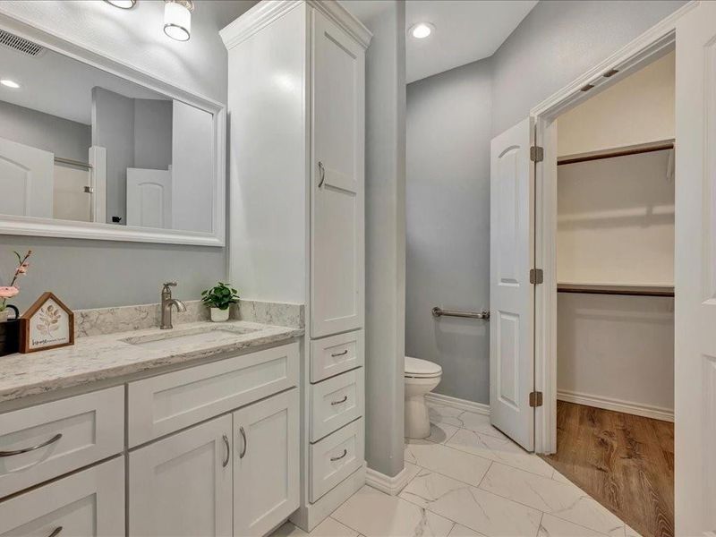 Furnished interior view inside a new home in , Lufkin (Image 13).