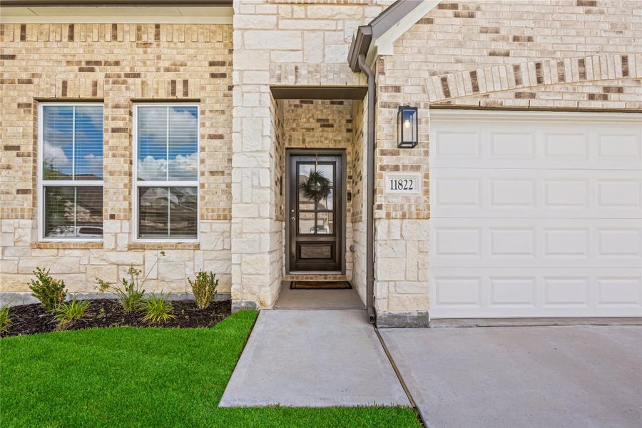 Exterior details and patio area of a home in Champions Oak, Houston (Image 4). Exterior details and patio area of a home in Champions Oak, Houston (Image 4).