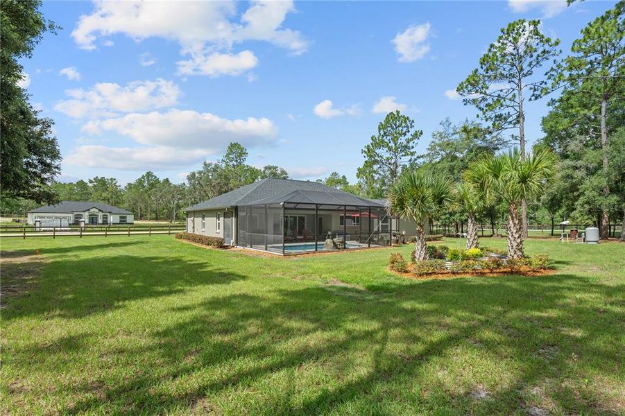 Exterior details and patio area of a home in , Dunnellon (Image 37).