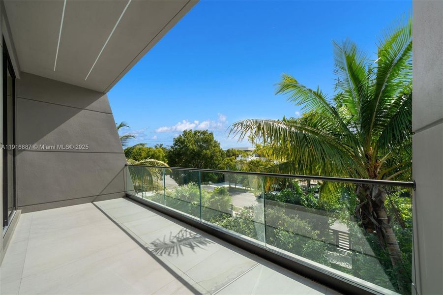 Exterior details and patio area of a home in , Miami (Image 14).