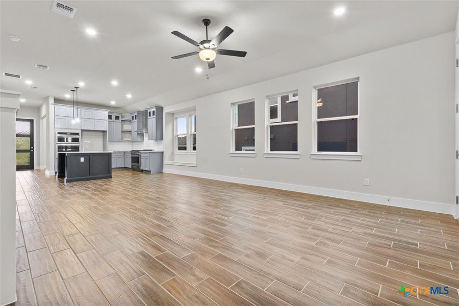 Spacious, unfurnished interior of a new home in Morningstar, Georgetown (Image 11).