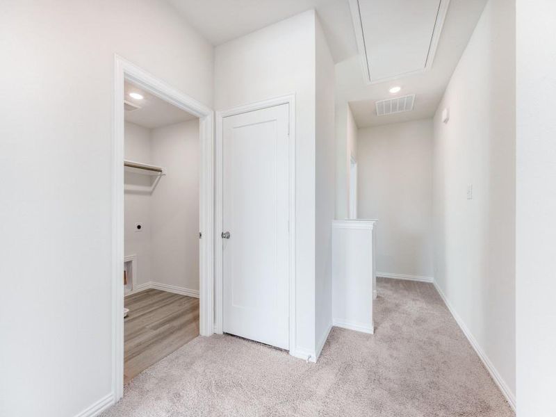 Spacious, unfurnished interior of a new home in Hanolley Hills, Sherman (Image 18).