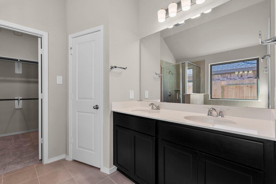 Furnished interior view inside a new home in The Highlands 45', Porter (Image 9).