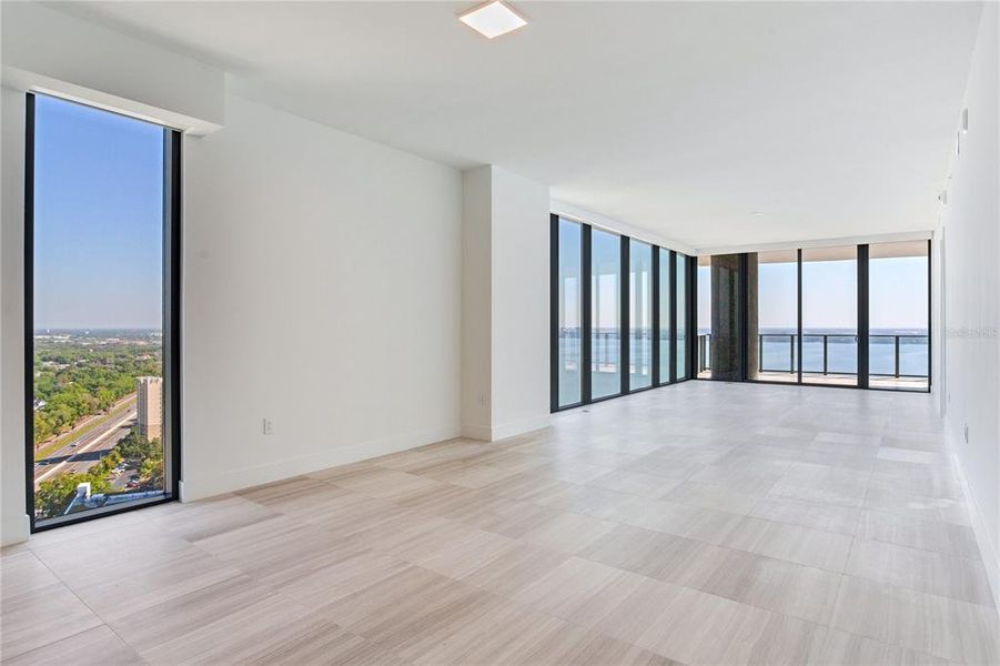 Spacious, unfurnished interior of a new home in The Ritz-Carlton Residences, Tampa (Image 25).