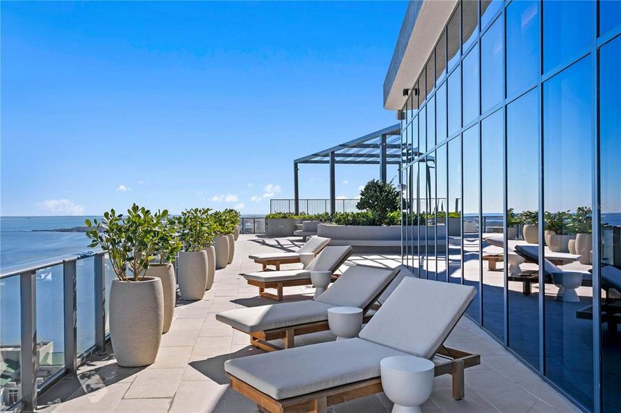 Condo located in Tampa, FL showcasing its design and architecture (Image 46).