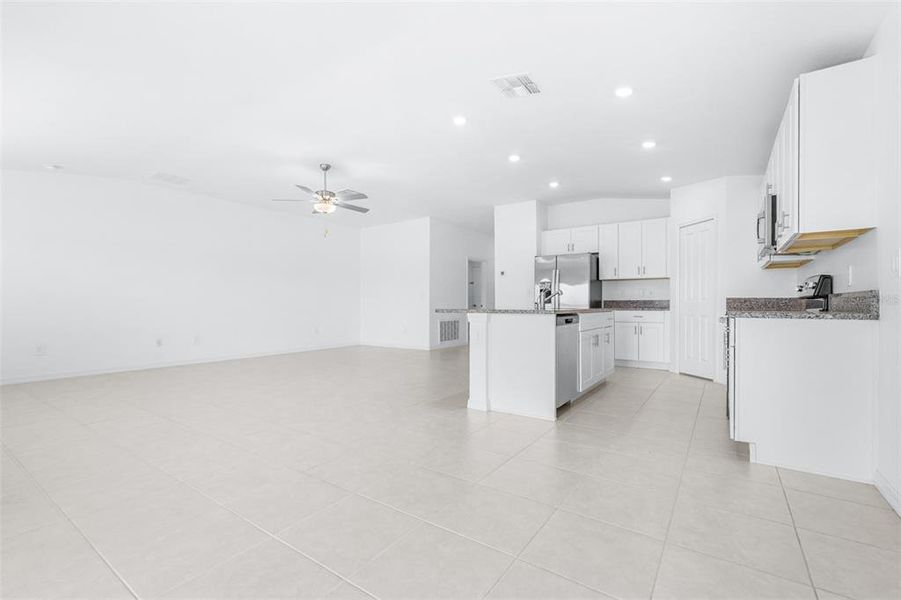 Spacious, unfurnished interior of a new home in Wind Meadows South, Bartow (Image 36). Spacious, unfurnished interior of a new home in Wind Meadows South, Bartow (Image 36).