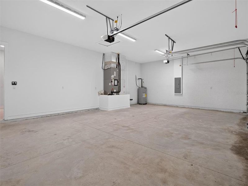 Spacious, unfurnished interior of a new home in , Plant City (Image 22).