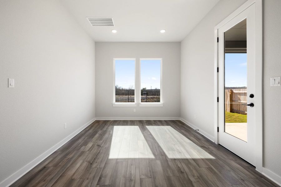 Spacious, unfurnished interior of a new home in Lagos Reserve, Manor (Image 32).