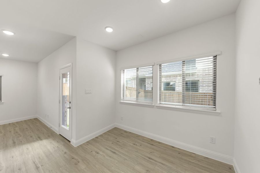 Spacious, unfurnished interior of a new home in Town Park, Princeton (Image 10).