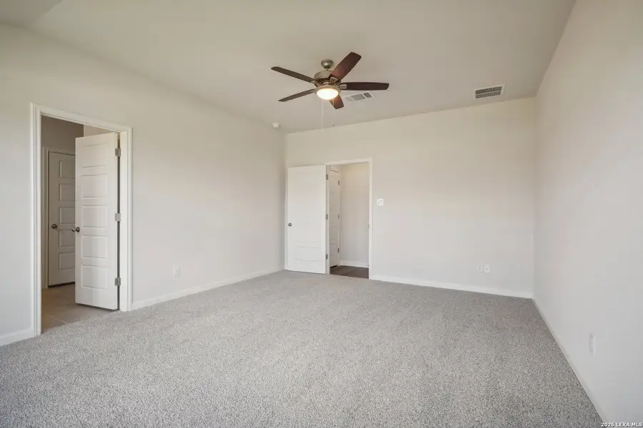 Spacious, unfurnished interior of a new home in Catalina, Converse (Image 25).