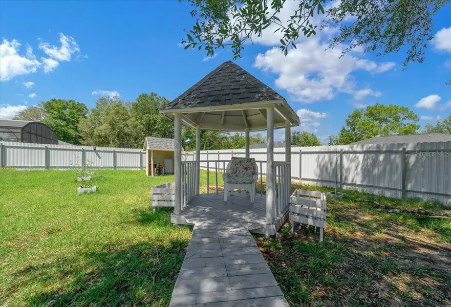 Exterior details and patio area of a home in , Dunnellon (Image 4).