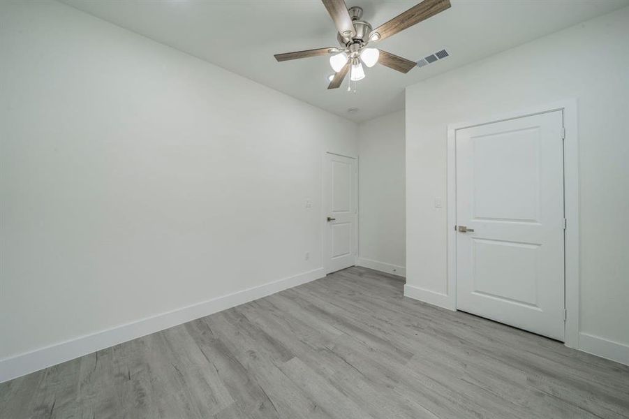 Spacious, unfurnished interior of a new home in , Log Cabin (Image 12).