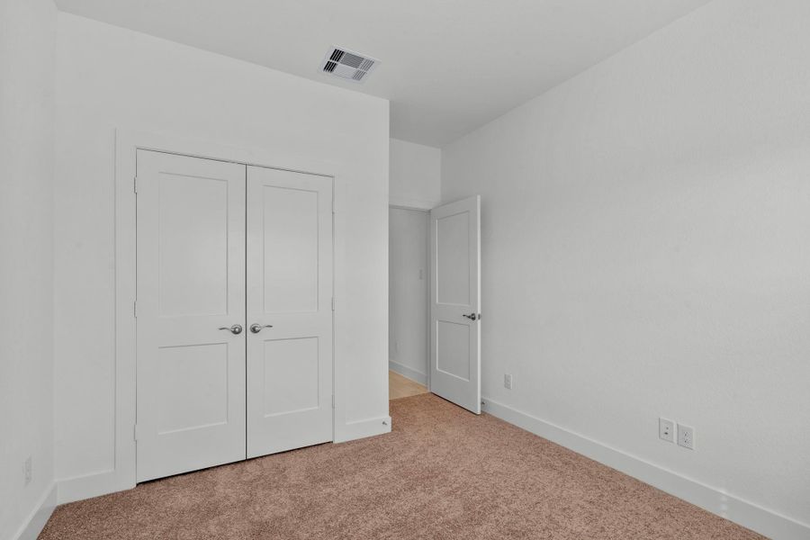 Spacious, unfurnished interior of a new home in Meridiana, Iowa Colony (Image 19).