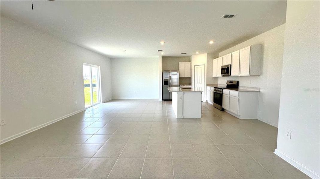 Spacious, unfurnished interior of a new home in Hunt Club Groves, Lake Wales (Image 22).