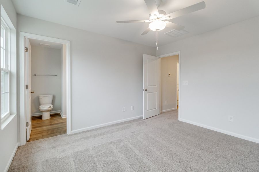 Spacious, unfurnished interior of a new home in Astoria, Columbia (Image 20).