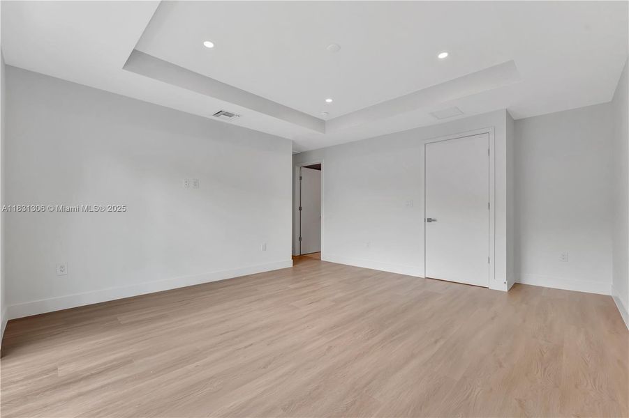 Spacious, unfurnished interior of a new home in , Coral Springs (Image 11).