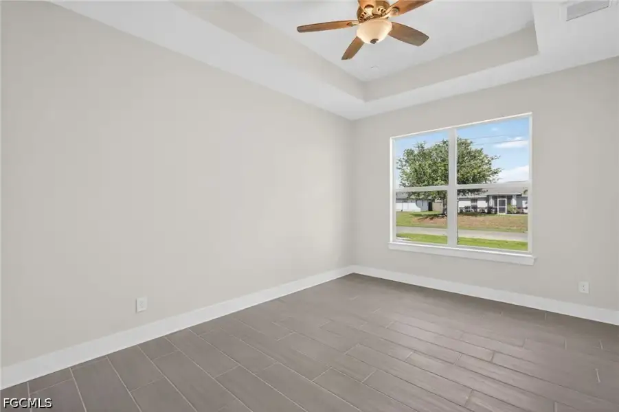 Spacious, unfurnished interior of a new home in Cape Coral, Cape Coral (Image 18).