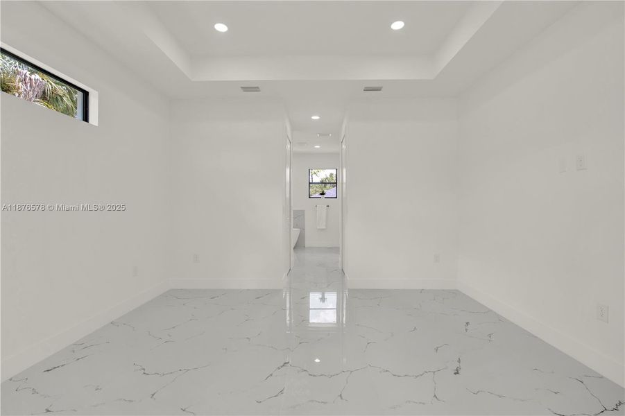 Spacious, unfurnished interior of a new home in , Port Charlotte (Image 16).