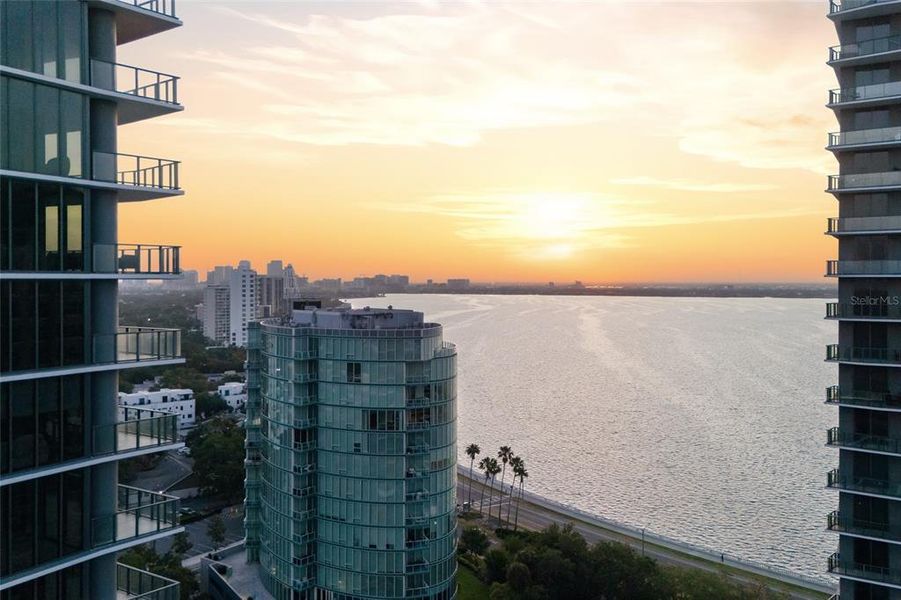 Condo located in Tampa, FL showcasing its design and architecture (Image 35).