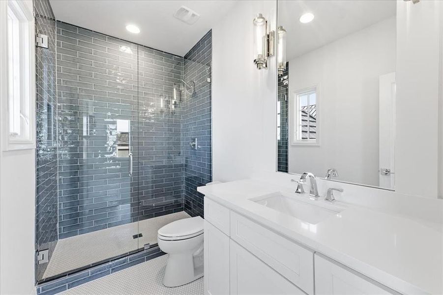 Secondary bedroom on main level, ensuite bath