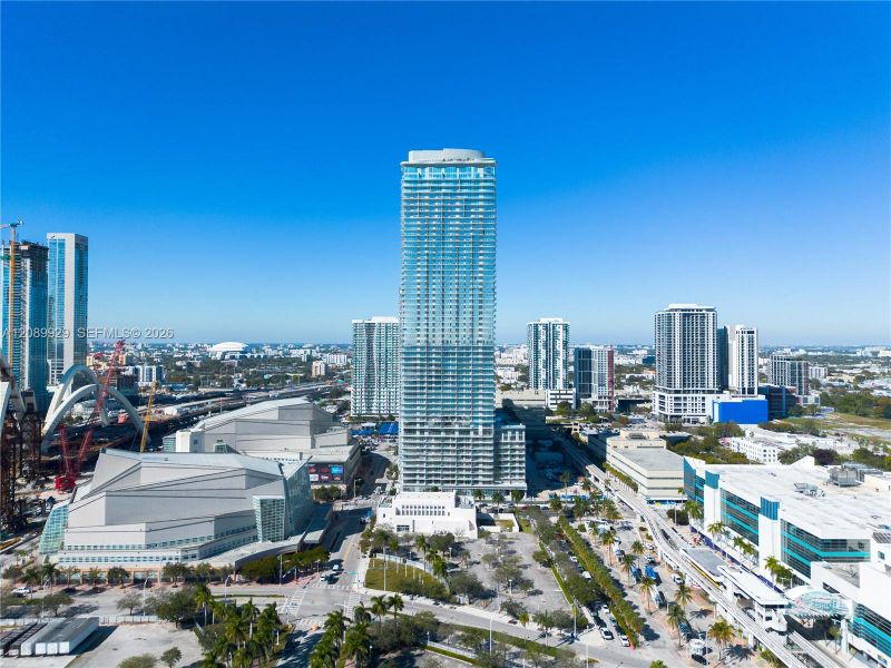 Condo located in Miami, FL showcasing its design and architecture (Image 4).