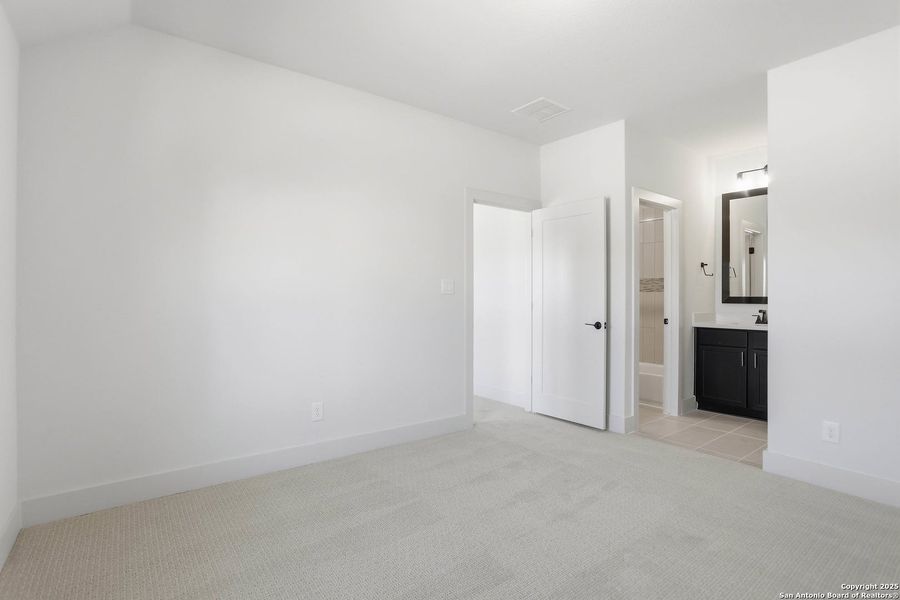 Spacious, unfurnished interior of a new home in Kinder Ranch 70's, San Antonio (Image 23).