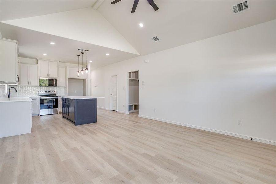 Spacious, unfurnished interior of a new home in , Granbury (Image 11). Spacious, unfurnished interior of a new home in , Granbury (Image 11).