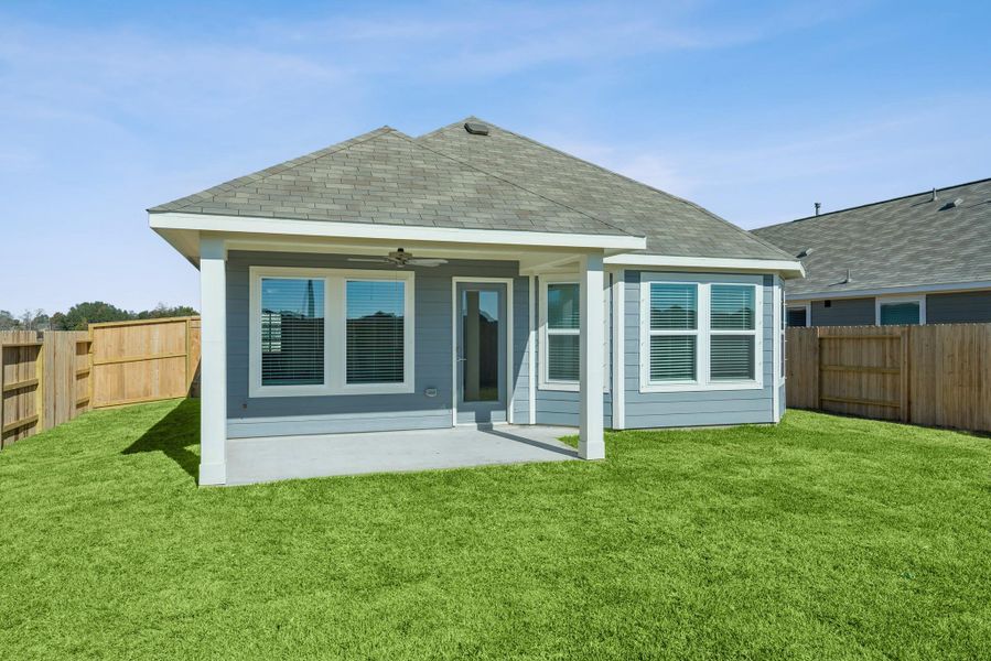 Exterior details and patio area of a home in Ambrose, La Marque (Image 3).