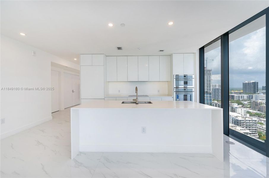 Spacious, unfurnished interior of a new home in Aria Reserve, Miami (Image 22).