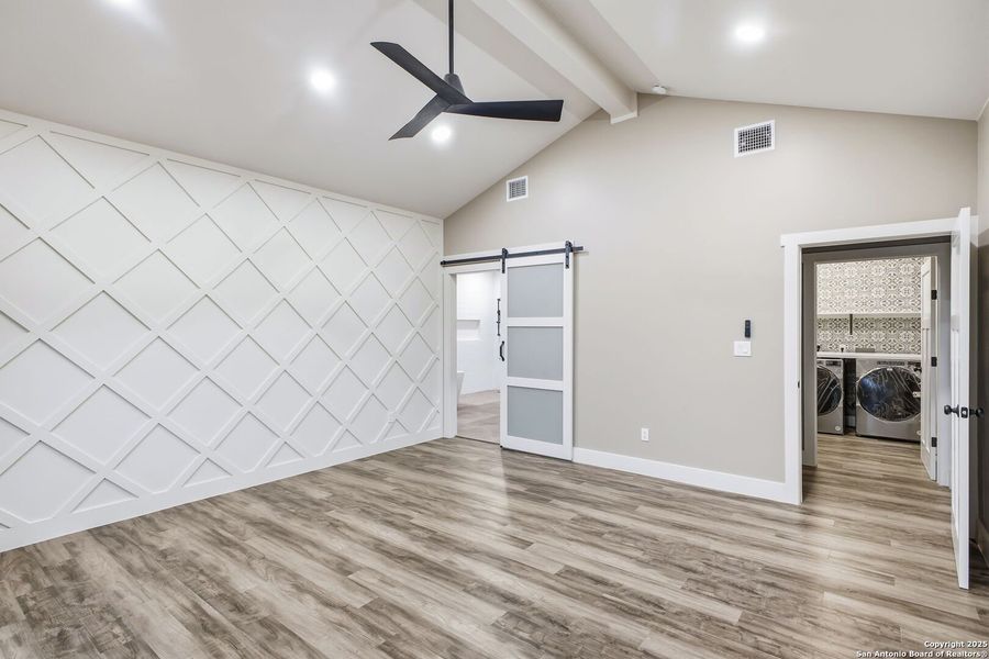 Spacious, unfurnished interior of a new home in , Bandera (Image 26).