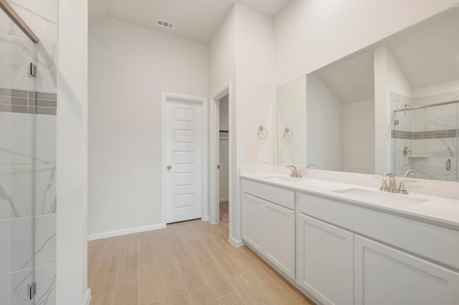 Owner's Bathroom Owner's Bathroom