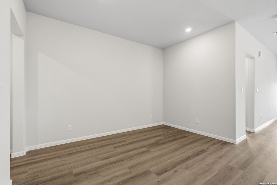 Spacious, unfurnished interior of a new home in Cinco Lakes, San Antonio (Image 20).