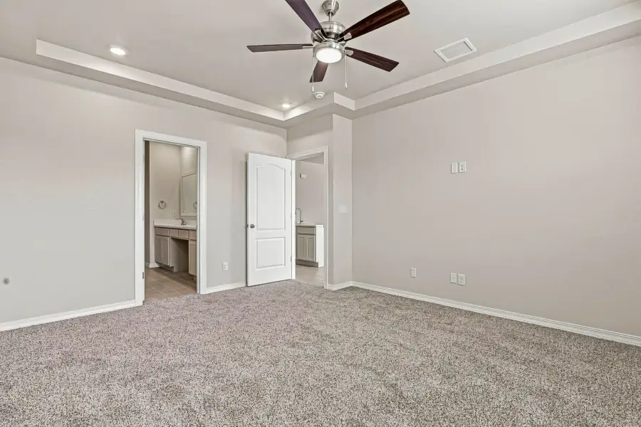 Spacious, unfurnished interior of a new home in Desert Breeze, Horizon City (Image 40).