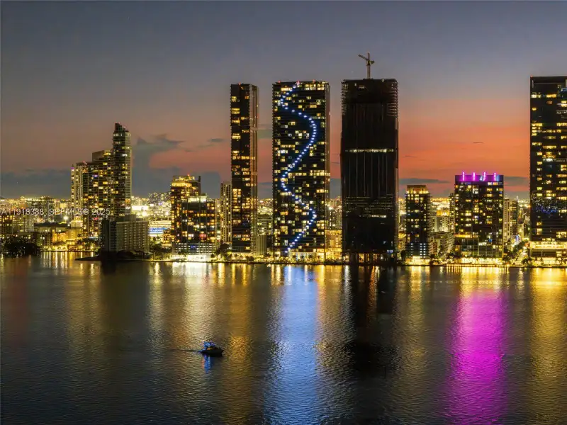 Condo located in Miami, FL showcasing its design and architecture (Image 4).