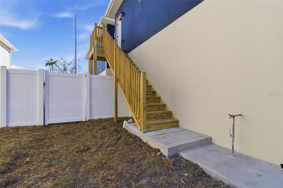 Exterior details and patio area of a home in , St. Petersburg (Image 33).