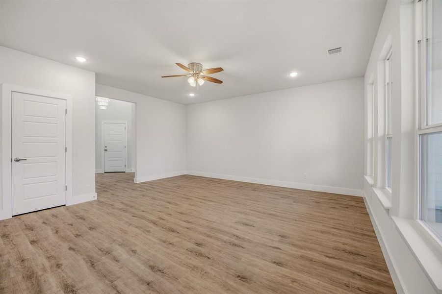 Spacious, unfurnished interior of a new home in , Granbury (Image 25).
