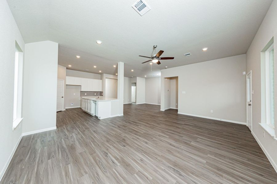 Spacious, unfurnished interior of a new home in River Ranch, Dayton (Image 12).